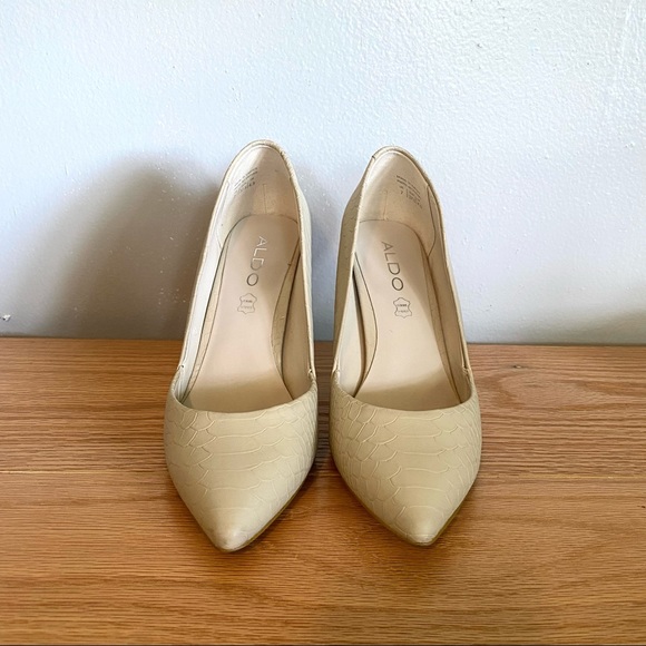 Cream Colored Aldo Snake Skin Pumps. Size 7 - Picture 2 of 8